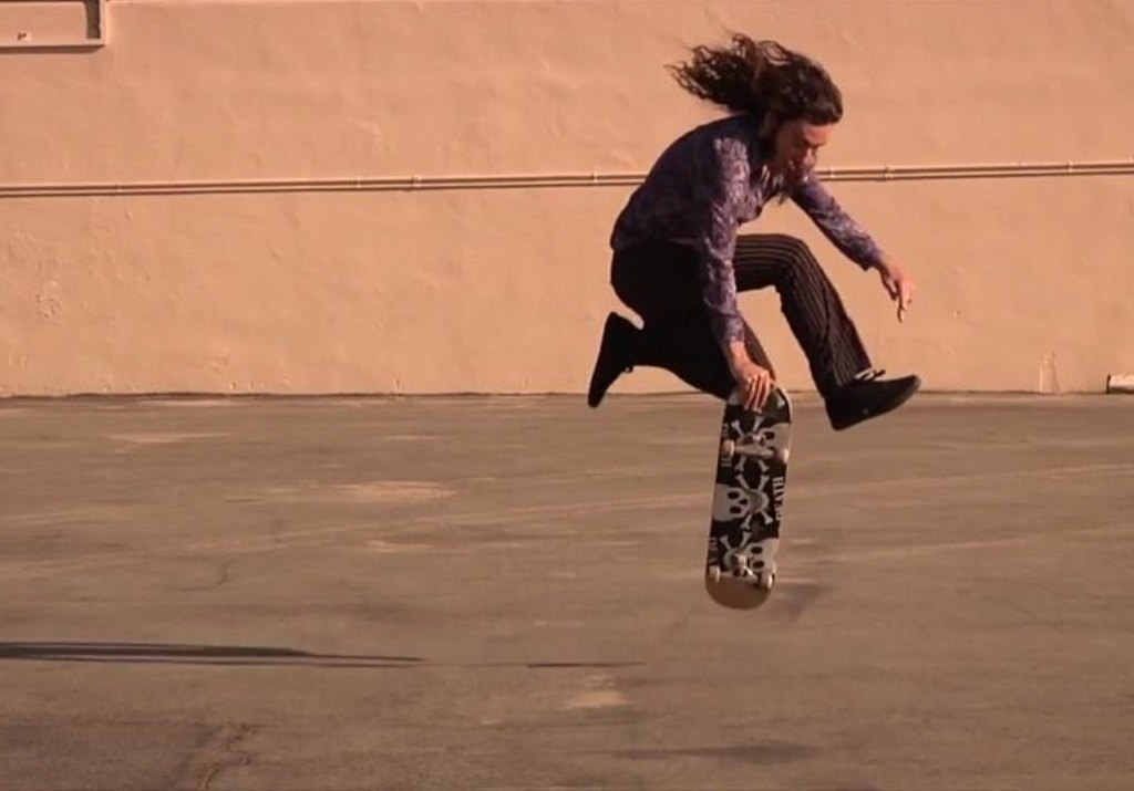 Посмотрите, как виртуоз скейтборда исполняет опасные трюки